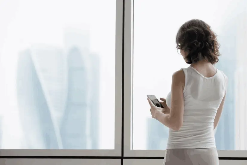 young-woman-using-smartphone-indoors_1163-1512